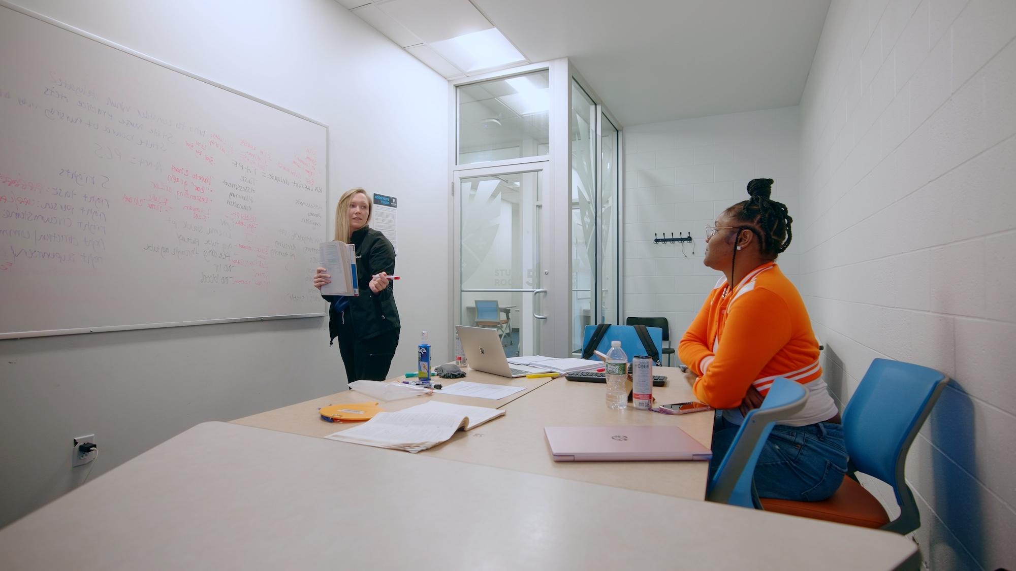 An advisor and HFU student in a one-on-one coaching session